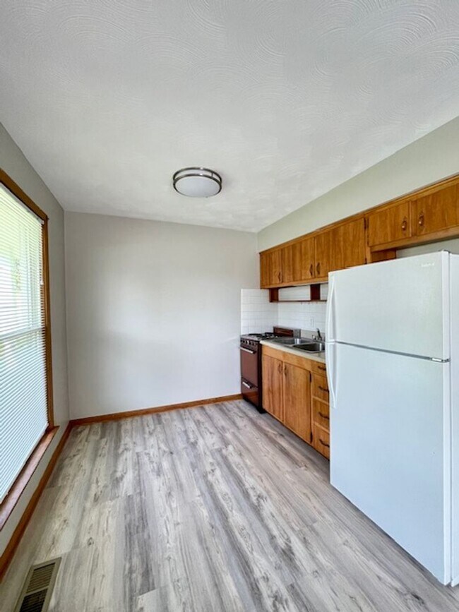Building Photo - ASHLAND  - PERFECT One Bedroom Available!