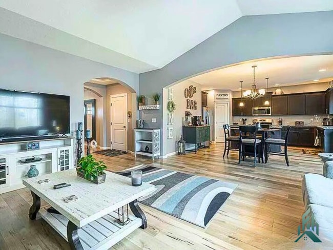 Building Photo - Updated 3 bedroom, 2 bathroom Single-famil...