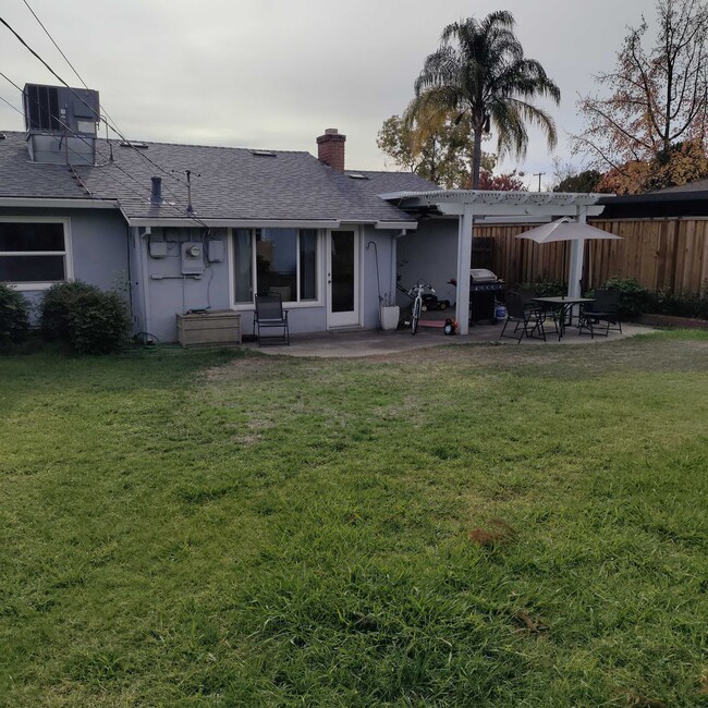 Building Photo - Charming 3-Bedroom Home with Spacious Yard...