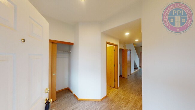 Building Photo - Beautiful Village Townhome!! Double Garage- Great Sunnyside Location!! Pet Friendly Princeton Vil...