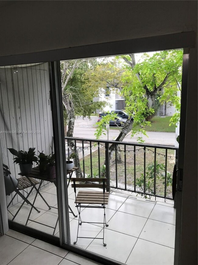 Building Photo - 10353 N Kendall Dr