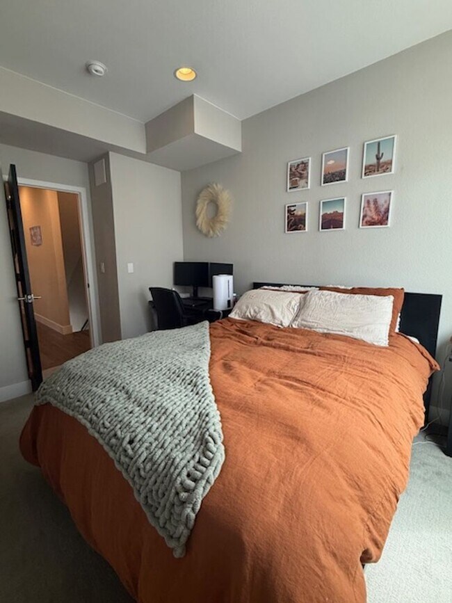 Building Photo - Modern 3 bed, 3.5 bath Townhome Blocks fro...