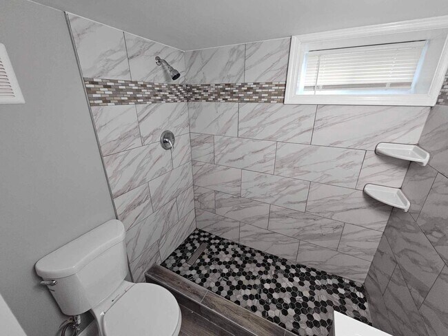 Building Photo - COMING SOON-4 Bedroom Townhouse in Essex