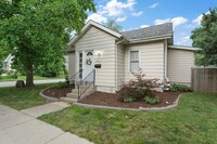 Building Photo - 2 bed 1.5 bath home Downtown Valparaiso