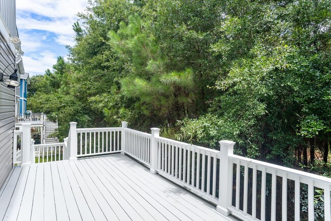 Building Photo - Home on Ladies Island