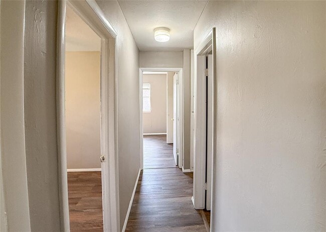 Building Photo - 817 S Kelly Ave