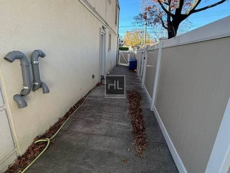 Building Photo - 73 STREET