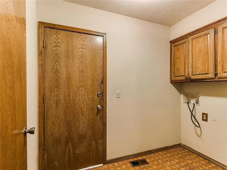 Washer dryer hook ups and garage entry - 1616 Julie Plz