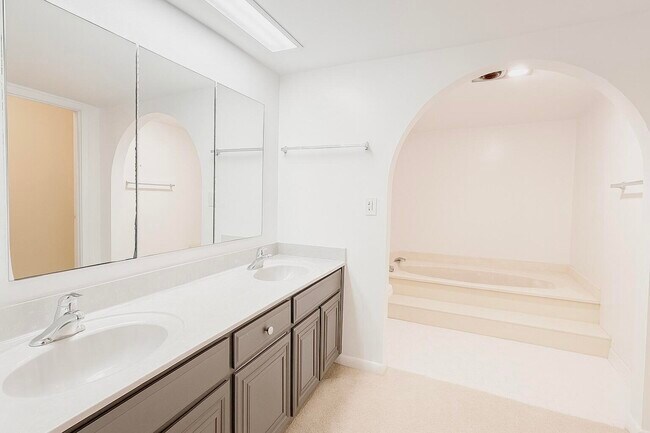 Building Photo - 1739 Embassy Dr