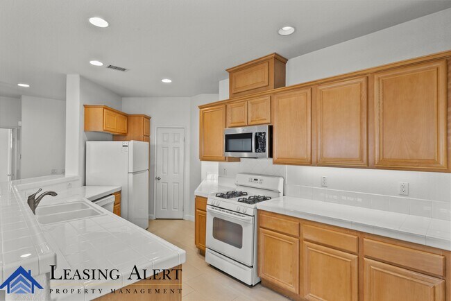 Building Photo - 24320 Lorenzo Ln