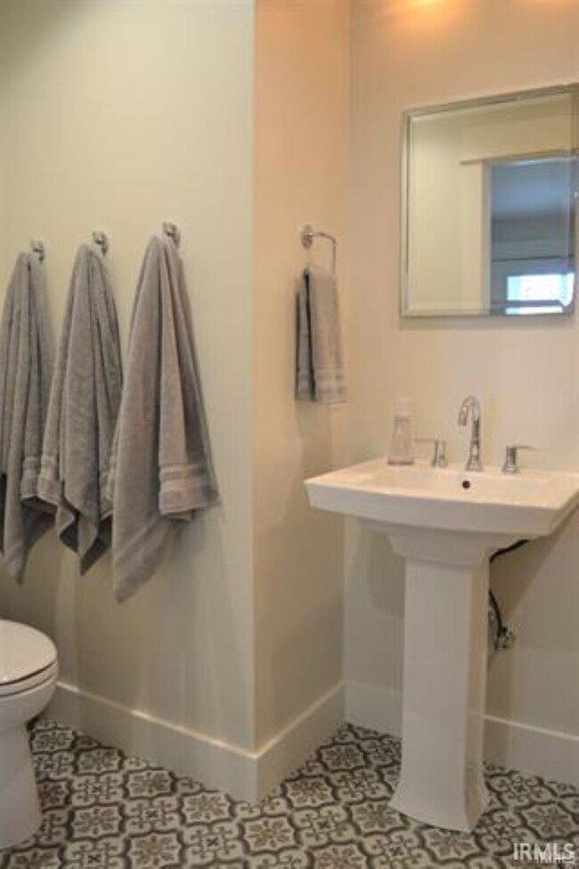 Building Photo - 124 N Bryan Ave