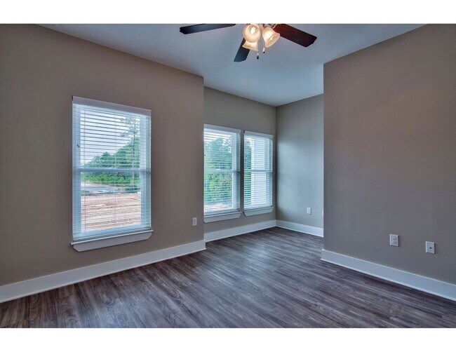 Building Photo - Beautiful 2/2.5 Townhouse in the heart of Freeport