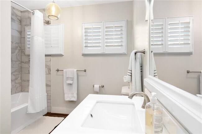 Building Photo - 2026 Harwinor Rd SE