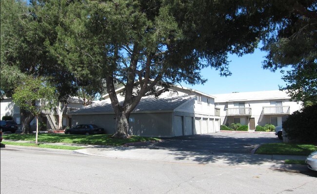 Building Photo - Laurel Avenue Townhomes