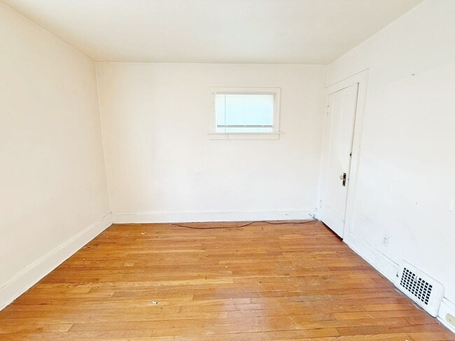 Building Photo - 3 BED 1 BATH BEAUTIFUL SINGLE FAMILY HOME