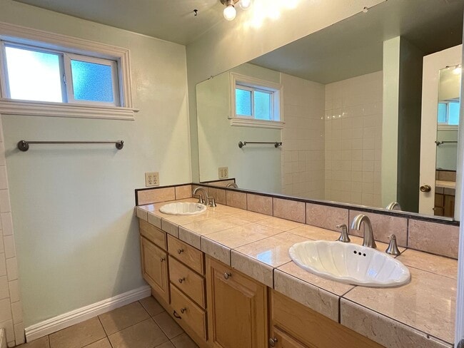 Building Photo - 3-bedroom 2-bathroom House for Rent in Riverside