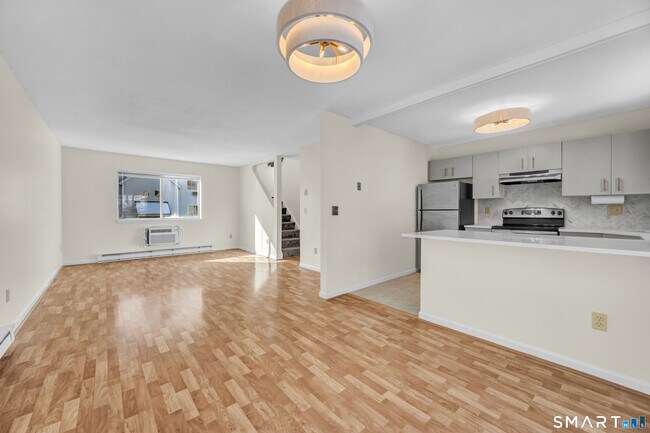 Building Photo - 925 Oronoke Rd