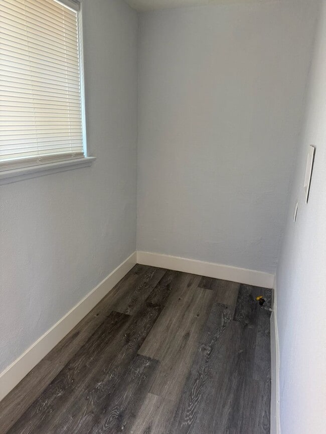 Building Photo - Beautiful and Well Kept 3-Bedroom House fo...