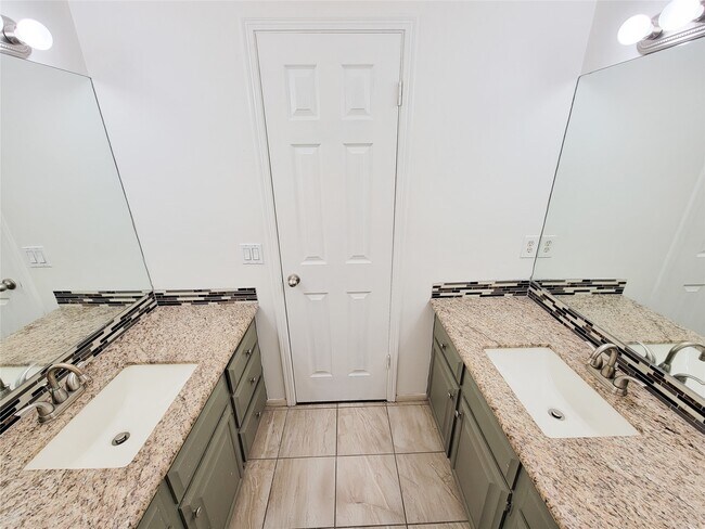 Building Photo - 4717 Country Club View