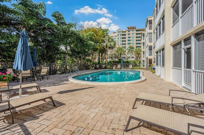 Building Photo - 200 E Royal Palm Rd