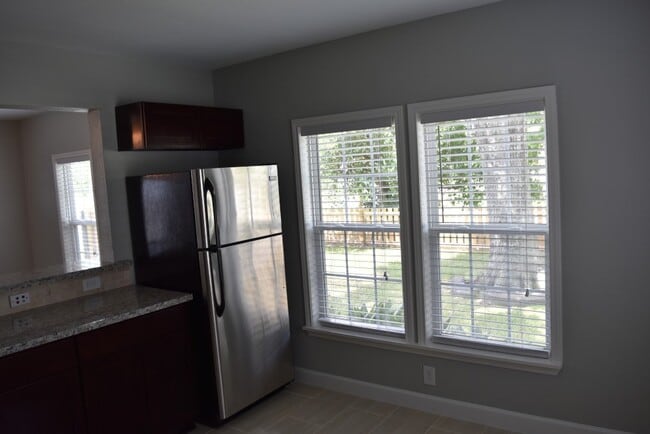 Building Photo - 1519 W 12th St