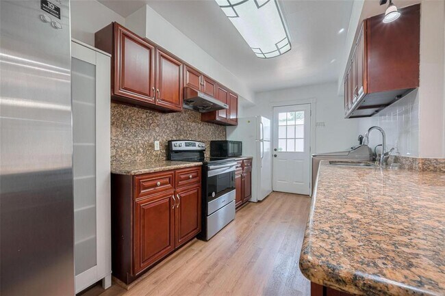 Building Photo - 13040 Trail Hollow Dr