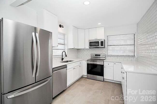 Building Photo - 3121 Kirkland Ave