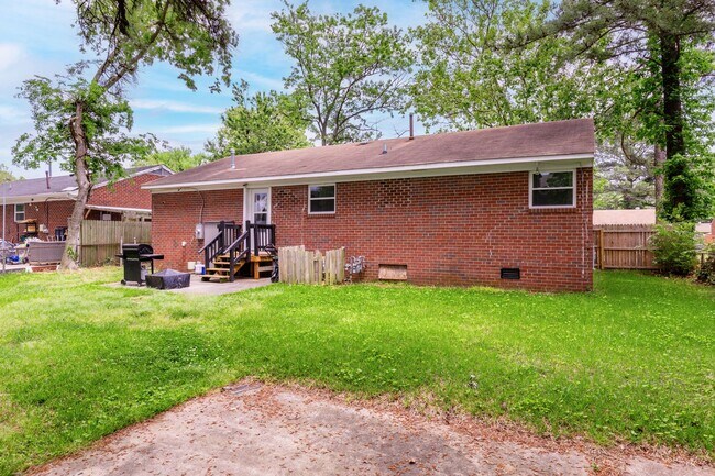Building Photo - Charming 3-Bedroom Coastal Home in the Hea...