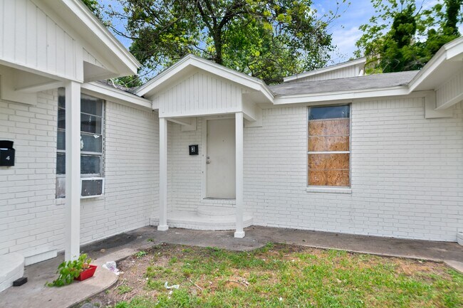 Building Photo - 806 E Emily Ave