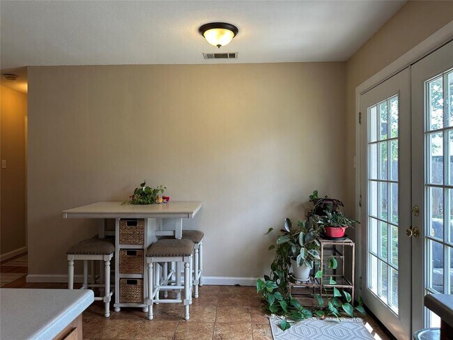 Building Photo - 1602 Sagebrush Dr