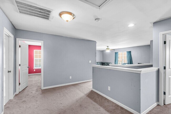 Building Photo - Beautiful & Bright 5BR Home with Large Bac...