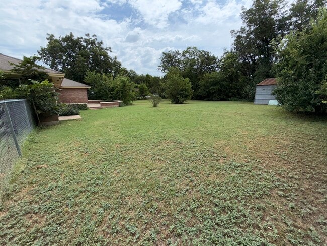 Building Photo - 1002 Hackberry St