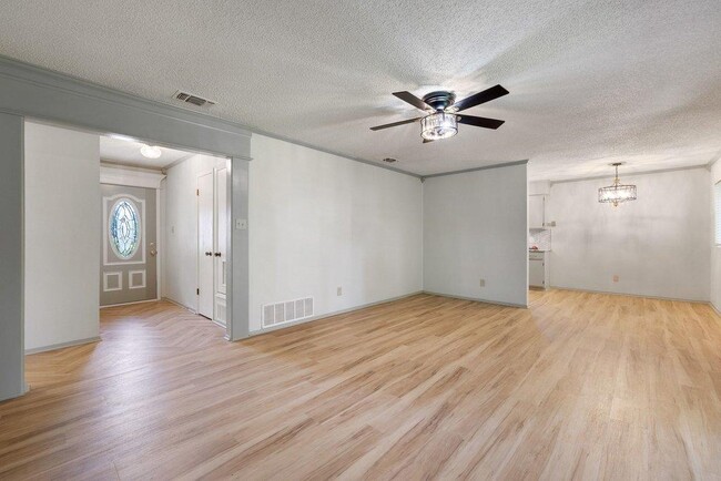 Building Photo - 704 Brookwood Cir