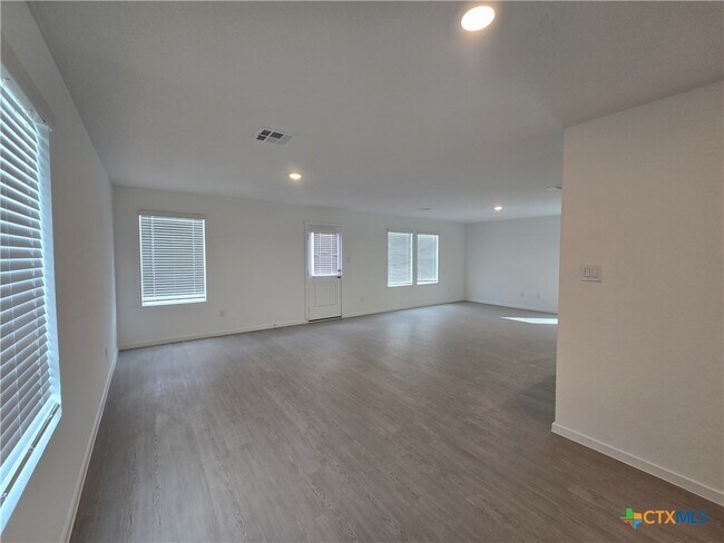 Building Photo - 5600 Geronimo St
