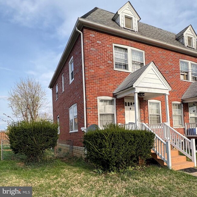 Building Photo - 609 Smithfield Ave