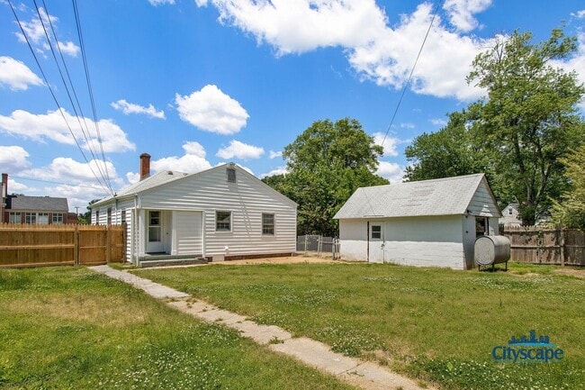 Building Photo - ADORABLE RENOVATED COTTAGE IN SANDSTON