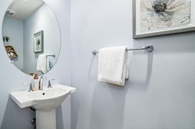 Building Photo - Jordan Ranch Townhouse 4 bed / 3.5 bath, G...