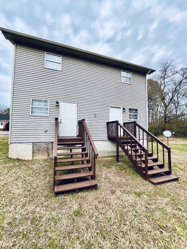 Building Photo - 305 Holliman St