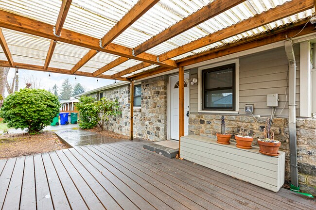 Building Photo - 18605 NE Everett Ct
