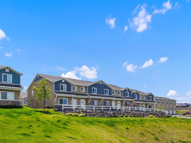 Building Photo - Herriman 3 Bedroom Townhouse Ready to be Called Home!