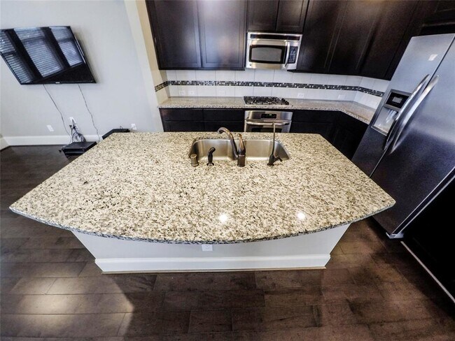 Building Photo - 736 Nicholson St