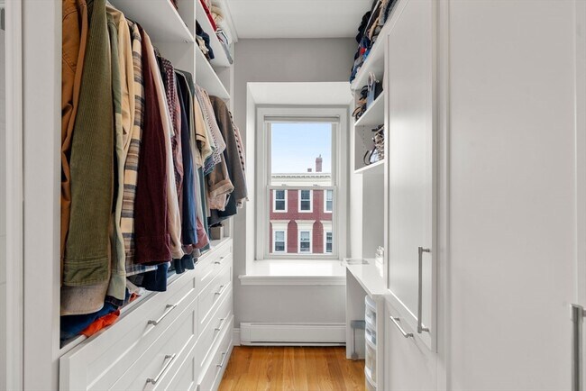 Building Photo - 695 E 8th St