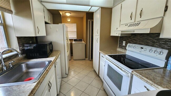 Building Photo - 2700 Coral Springs Dr