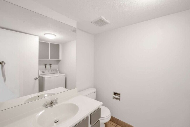 Building Photo - Convenient Sandy Townhome with 3 BD & 2 BA