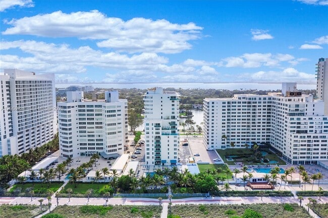 Building Photo - 5001 Collins Ave