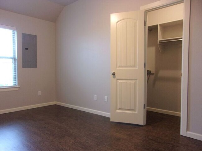 Building Photo - 2 Bed 1 Bath 1 Car Garage Townhome in Del City