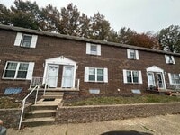 Building Photo - SPACIOUS TOWNHOME IN WILLOW TERRACE