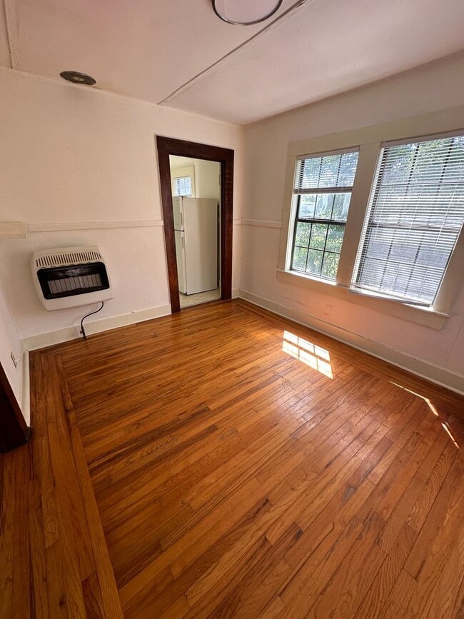 Building Photo - 1 bedroom, 1 bath in Midtown. Available July 1st!
