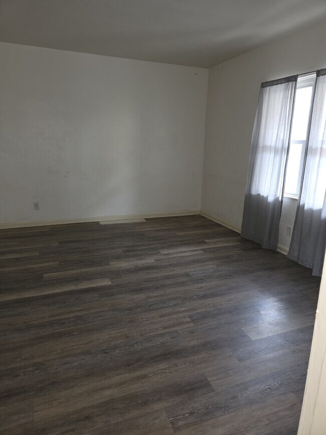 Building Photo - Large 4 Bedroom 2 Bath in Mt. Washington