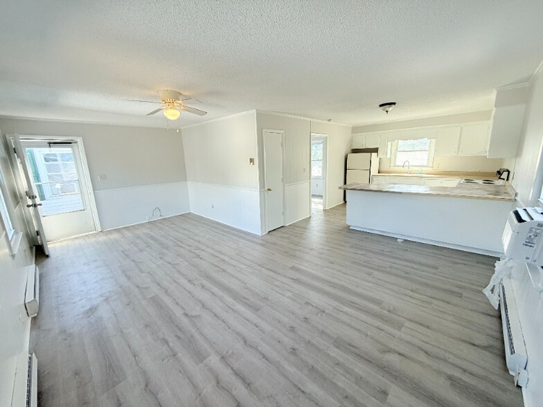 Building Photo - 120 N Pinewood Dr